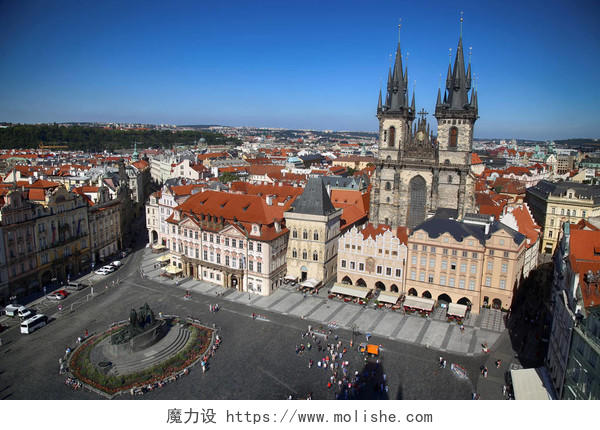 从布拉格市政厅在捷克共和国布拉格老城广场的全景视图